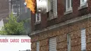 Api menyembur keluar dari lubang dapur restoran Prestigio di Hazleton, Pennsylvania (26/7/2019). Pemadam kebakaran kota menggunakan truk menyelamatkan penghuni dari lantai tiga gedung. (Warren Ruda/Hazleton Standard-Speaker via AP)