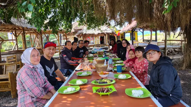 Serunya Liburan Akhir Tahun Keluarga di Lampung, Indahnya Sunset Pantai Hingga Menu Ikan Laut Segar