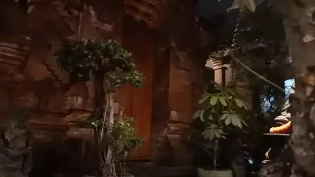 Potret teras rumah Mahalini Raharja yang dipakai untuk acara mepamit (Sumber: YouTube/Tiara Andini)