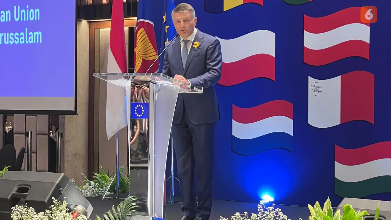 Dubes Denis Chaibi dalam acara Europe Day di Hotel Ayana, Jumat (9/5/2025) malam. (Liputan6.com/Tanti Yulianingsih)