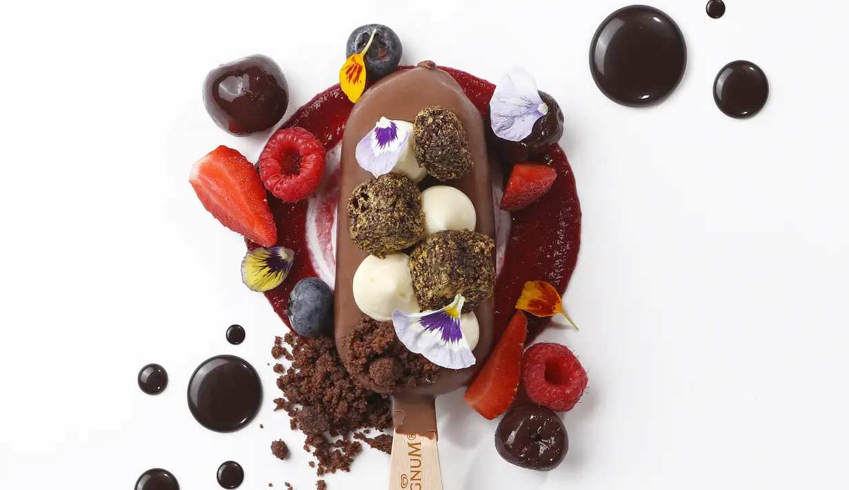 Red Forest dibuat terdiri dari Magnum Double Chocolate, dark cherry, cherry compote, bitter chocolate sauce, dan fudge sponge. Kamu bisa menikmatinya Social Affair (Magnum)