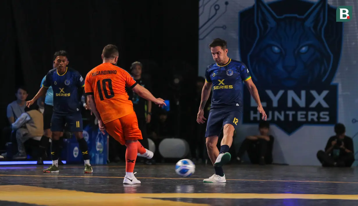 Pemain Fury Squad, Falcao (kanan) berusaha menghentikan bola tendangan pemain Nova Titans, Ricardinho dalam laga Futsal X Series 2 di GOR UNJ, Rawamangun, Jakarta, Sabtu (17/01/2026). (Bola.com/Bagaskara Lazuardi)