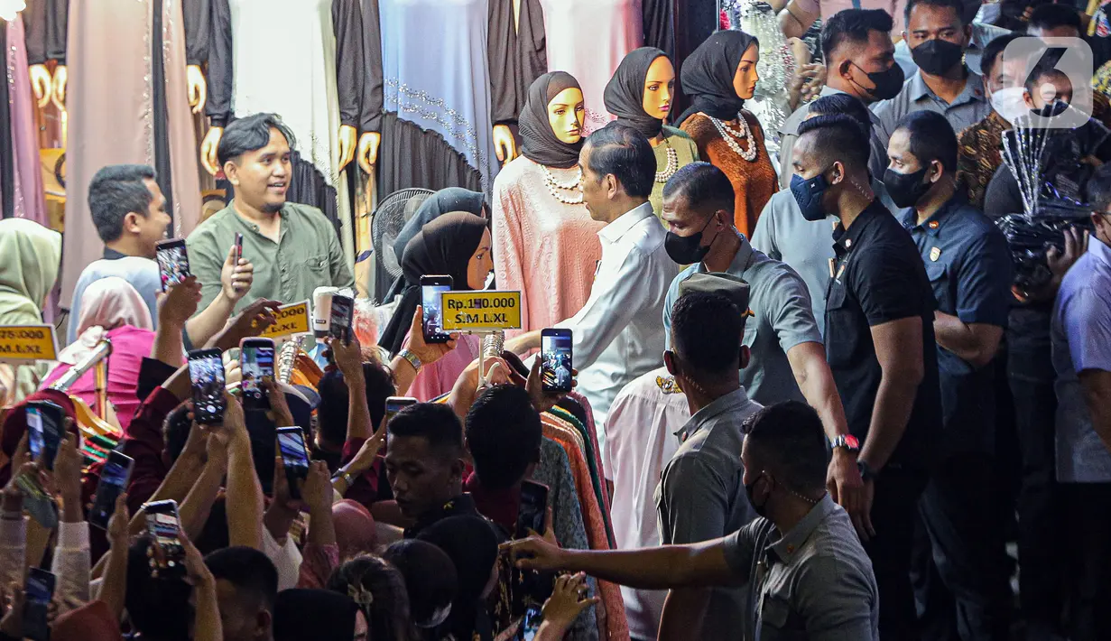 Mantan Gubernur DKI Jakarta itu juga terlihat beberapa kali menyapa pengunjung pasar yang hadir. (Liputan6.com/Faizal Fanani)