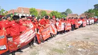 Ribuan kader PDIP Solo yang mengikuti upacara Hari Lahir Pancasila membentangkan spanduk untuk memenangkan Ganjar Pranowo dalam Pilpres 2024.(Liputan6.com/Fajar Abrori)
