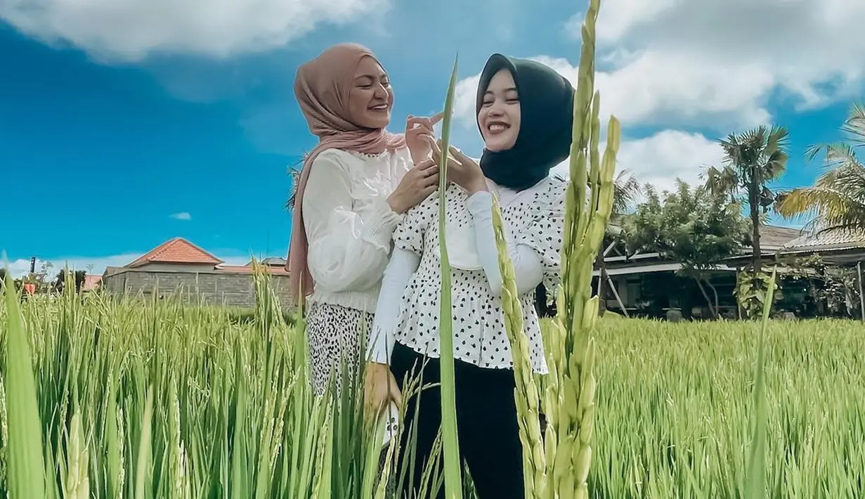 <p>Potret kedekatan Nathalie dengan Putri Delina beberapa kali dipamerkan dalam setiap postingan Instagram. (Foto: instagram.com/@nathalieholscher)</p>