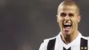 Kegembiraan gelandang serang Juventus Sebastian Giovinco setelah mencetak gol ke gawang Napoli dalam lanjutan Serie A yang berlangsung di Olympic Stadium, Turin, 31 Oktober 2009. AFP PHOTO / EMILIO ANDREOLI 