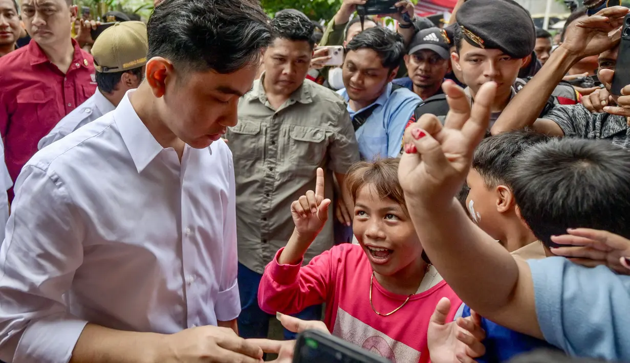 Kedatangan Gibran Rakabuming Raka langsung disambut warga. (BAY ISMOYO/AFP)