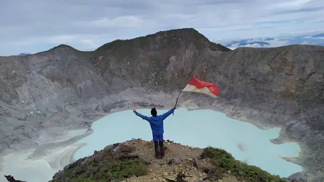 Puncak Gunung Sorik Marapi di Sumatera Utara