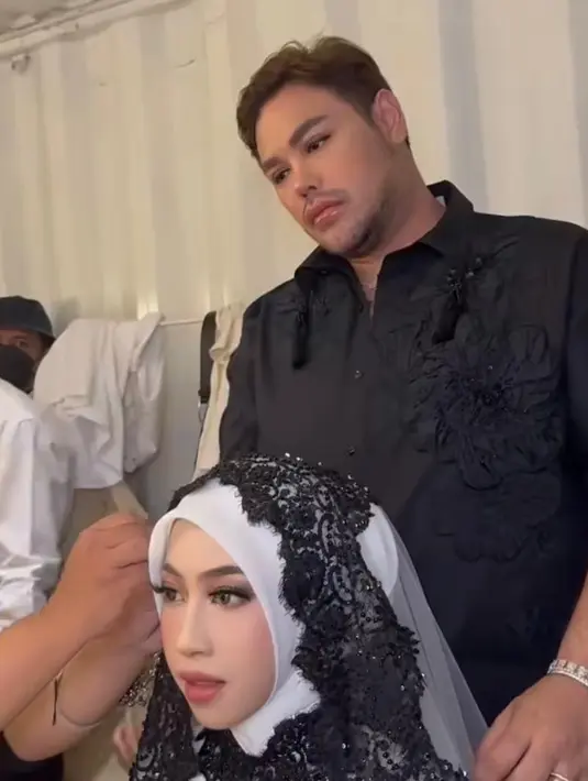 Yang menarik, gaun pengantin Adiba hadir dengan konsep anti mainstream atau tidak biasa. [@ivangunawan/@ikawatifitria]