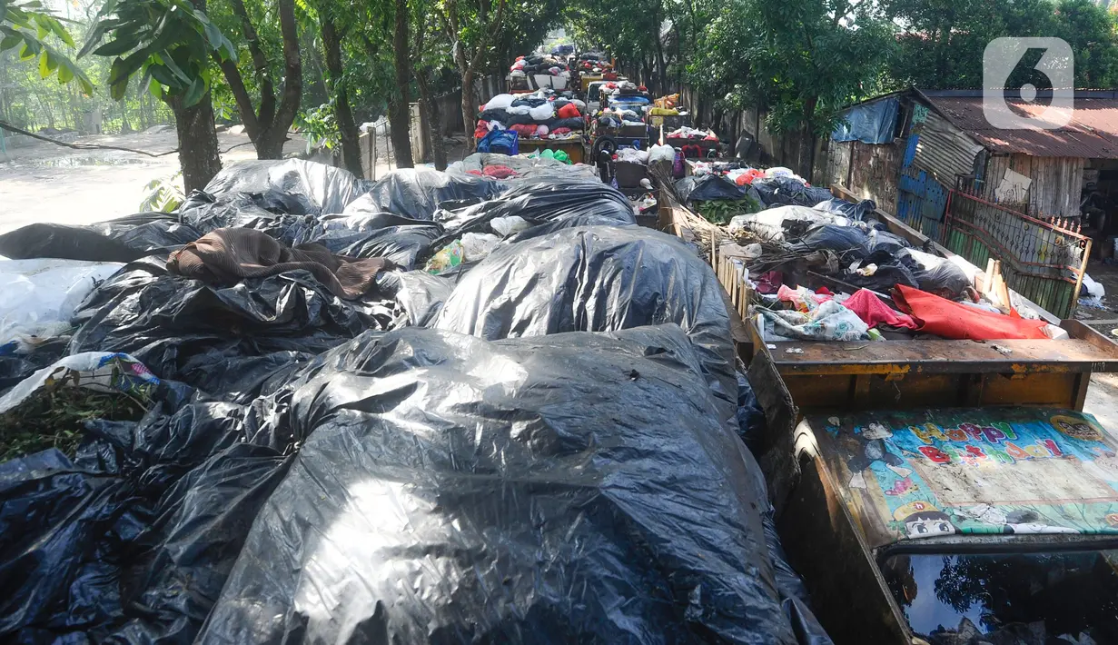 Sejumlah truk pengangkut sampah mengantre untuk pembuangan di TPA Cipayung, Depok, Jawa Barat, Selasa (11/07/2023). (merdeka.com/Arie Basuki)