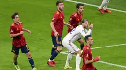 Theo Hernandez. Bek kiri berusia 24 tahun ini dapat menjelma menjadi sayap kiri yang mampu berbagi peran saat bertahan ataupun menyerang. Hal ini berimbas lini serang Prancis menjadi makin kuat, demikian pula pertahanan pun semakin solid dan sukar ditembus Spanyol. (AP/Pool/Miguel Medina)