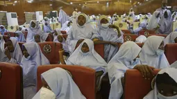 Sejumlah siswi yang diculik oleh kelompok bersenjata dari Sekolah Menengah Putri Pemerintah, di Jangebe, pekan lalu setelah pertemuan pembebasan mereka dengan Gubernur negara bagian Bello Matawalle, di Gusau, Nigeria utara, Selasa (2/3/2021). (AP Photo / Sunday Alamba)