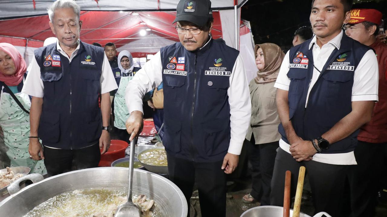 Gus Ipul Sahur bersama pengungsi banjir bekasi