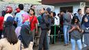 Sejumlah suporter antri di loket tiket laga semifinal Kejuaraan Voli Asia 2017 di di GOR Tri Dharma, Gresik, Senin (31/7). Tiket laga semifinal semifinal Kejuaraan Voli Asia 2017 terjual habis. (Liputan6.com/Helmi Fithriansyah)