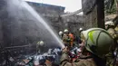 Petugas pemadam kebakaran melakukan pendinginan ruang gudang yang terbakar di SDN Srengseng sawah 04, Jakarta Selatan, kamis, 06 Agustus 2026. (KLY/ Arie Basuki)