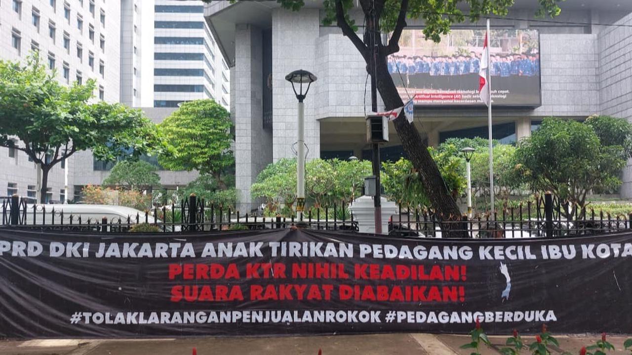 Spanduk Hitam Tinta Merah Putih, Kantor Wakil Rakyat di Jakarta Diprotes Wong Cilik soal Raperda KTR