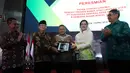 Sekretaris DSN-MUI, Anwar Abbas (kedua kiri) dan Direktur Utama PT Kustodian Sentral Efek Indonesia (KSEI), Friderica Widyasari Dewi (kedua kanan) saat penyerahan fatwa syariah terkait proses Bisnis Atas Layanan Jasa di Gedung Bursa Efek Indonesia, Jakarta, Senin (1/4). (Liputan6.com/Johan Tallo)