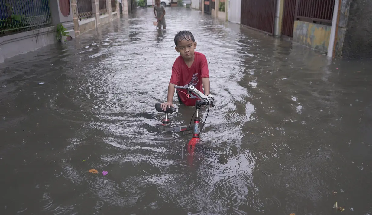 Sebelumnya, sejumlah wilayah Jakarta diguyur hujan deras pada Senin (4/8/2025) sore ini. (merdeka.com/Arie Basuki)