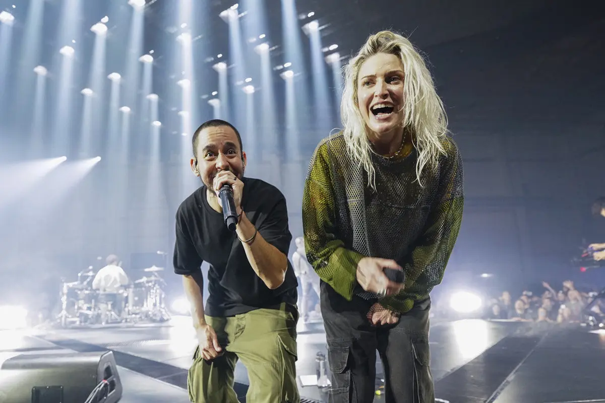 Mike Shinoda dan Emily Armstrong (Jordan Strauss/Invision/AP)