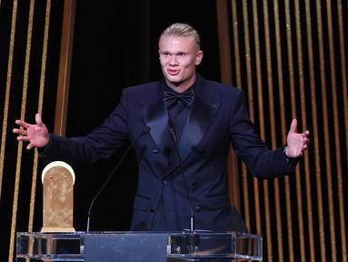 Penyerang Manchester City dan timnas Norwegia Erling Haaland berada di atas panggung saat menerima penghargaan striker terbaik dunia Gerd Muller Trophy pada acara penganugerahan Ballon d'Or 2023 di Theatre du Chatelet di kota Paris, Prancis, Selasa (31/10/2023) dini hari WIB. (FRANCK FIFE / AFP)