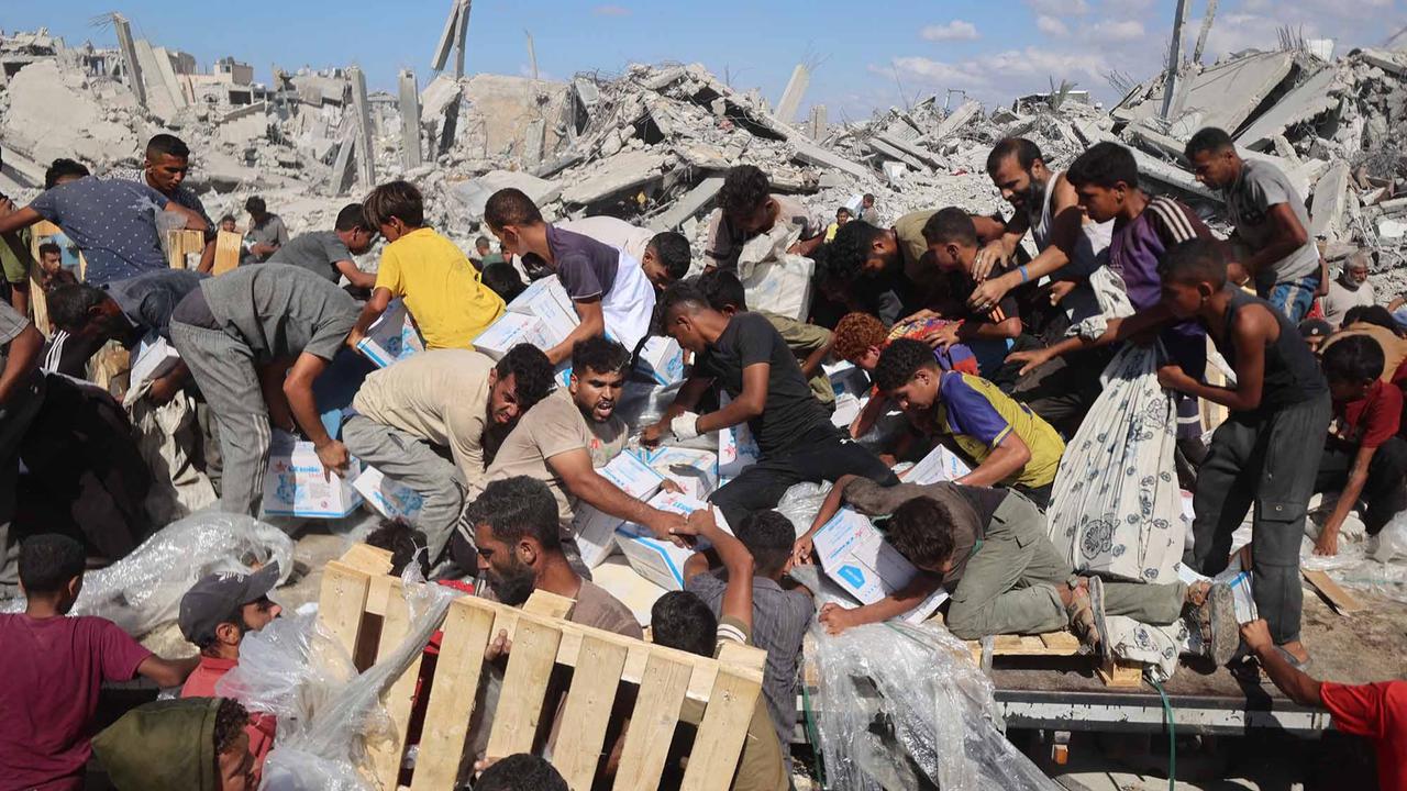 FOTO: Di Tengah Gencatan Senjata, Warga Gaza Berebut Bantuan Bahan Makanan untuk Bertahan Hidup