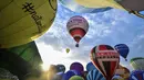 Sejumlah balon bersiap lepas landas massal dalam festival tahunan balon udara panas Bristol di Bristol, Inggris (8/8/2019). Ratusan balon terbang menghiasi langit Inggris dalam festival tahunan balon udara panas Bristol selama akhir pekan mendatang saat cuaca cerah. (Ben Birchall/PA via AP)