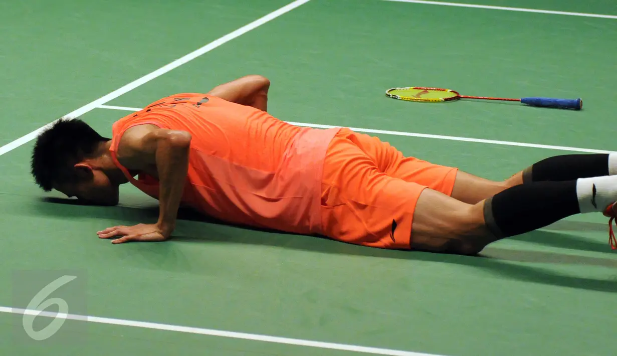 Pebulutangkis Tiongkok, Chen Long mencium lapangan usai mengandaskan Lee Chong Wei (Malaysia) di final Total BWF World Championships 2015 di Jakarta, Minggu (16/8/2015). Chen Long unggul 21-14, 21-17. (Liputan6.com/Helmi Fithriansyah)