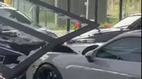 Viral mobil tabrak showroom berisi Porsche (sumber: Twitter/innovacommunity)