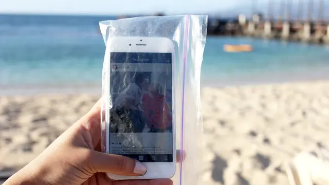 Lindungi ponsel dengan tas ziplock (Popsugar.com)