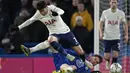 Penyerang Tottenham Hotspur Son Heung-min berebut bola dengan gelandang Chelsea Saul dalam semifinal leg pertama Piala Liga Inggris di Stamford Bridge, Kamis (6/1/2022) dini hari WIB. Chelsea mengungguli Tottenham Hotspur 2-0. (AP Photo/Kirsty Wigglesworth)