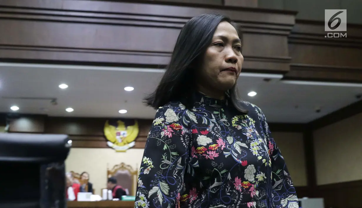 Direktur Keuangan PT Inersia Ampak Engineer (IAE), M Indung Andriani usai menjalani sidang pembacaan putusan sela di Pengadilan Tipikor, Jakarta, Rabu (11/9/2019). Sebelumnya, M Indung Andriani didakwa menjadi perantara suap Bowo Sidik Pangarso. (Liputan6.com/Helmi Fithriansyah)