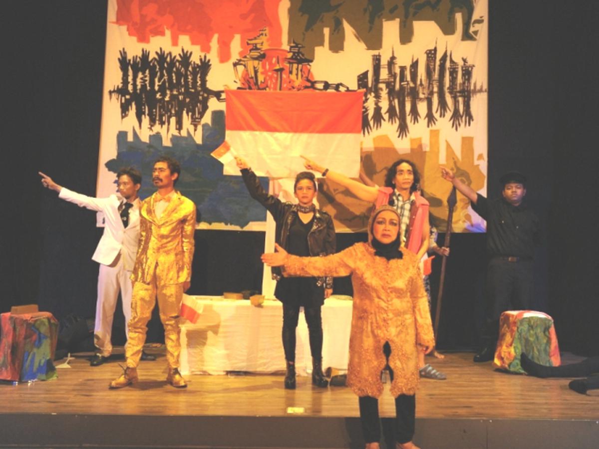 Berkaca dari Sejarah, Pementasan Teater Jas Merah dari Timur ...