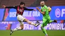 Sandro Tonali - Pemain yang disebut-sebut sebagai titisan Pirlo dan Gattuso ini tampil meyakinkan dengan di AC Milan. Permainan Tonali yang berani serta pantang menyerah membuat lini tengah Rossonerri kian sulit ditembus lawan. (AFP/Marco Bertorello)