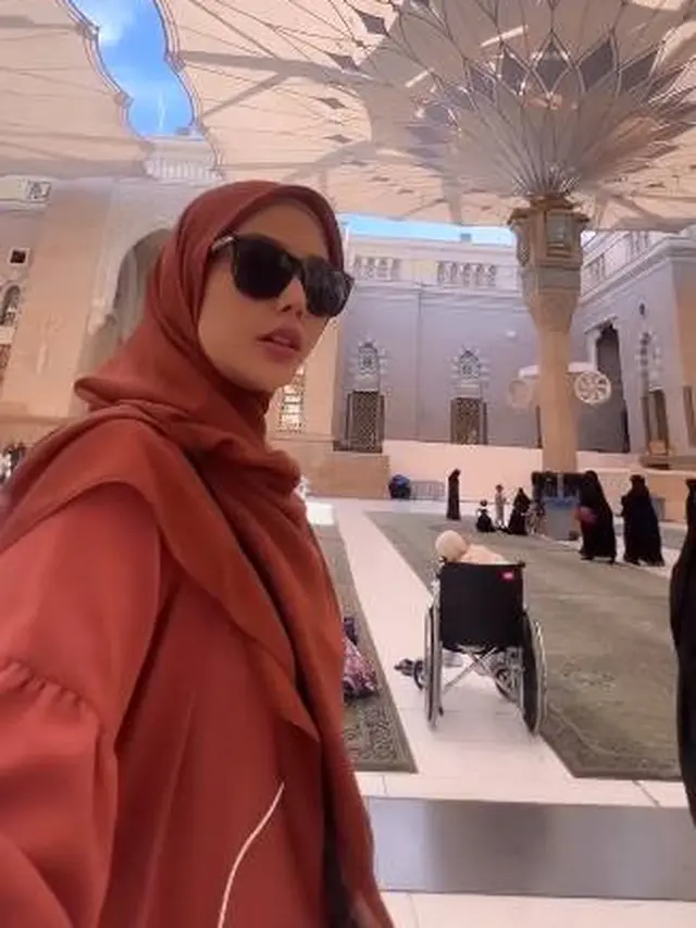 7 Potret Dara Arafah Jalani Umrah, Doakan Follower Agar Bisa Ke Tanah Suci
