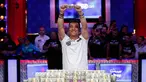 Pemain poker Hossein Ensan berpose dengan tumpukan uang sambil menunjukkan sebuah gelang usai memenangkan World Series of Poker di Las Vegas, Amerika Serikat, Rabu (17/7/2019). Pria asal Jerman tersebut mengalahkan pemain poker asal Italia, Dario Sammartino. (AP Photo/John Locher)