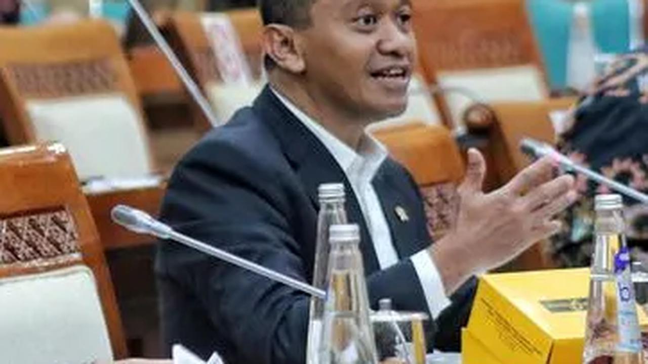 Ketua DPP Golkar Lamhot Sinaga menilai Bahlil layaknya ilalang di tubuh Golkar. Sama-sama berjuang untuk tumbuh bersama, memakan nutrisi yang sama, menunjukkan rupa sama tapi akhirnya ilalang itu ingin merebut lahan gandum.
