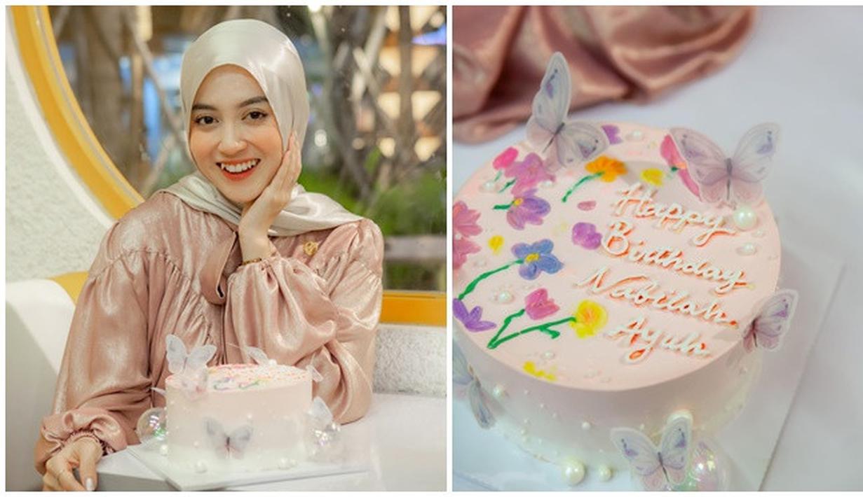 Nabilah Ayu putuskan berhijab pada tahun 2021. Sejak berhijab, penampilannya jadi kian anggun dan memesona. Dua tahun berhijab, artis dengan nama lengkap Nabilah Ratna Ayu Azalia itu makin istikamah. Pamer senyuman sembari perlihatkan gigi gingsulnya, Nabilah Ayu memang dikenal sebagai artis yang punya senyuman manis sejak debut bersama JKT48 tahun 2011. (Liputan6.com/IG/@nblh.ayu)