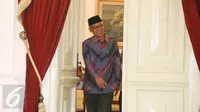 Ketum PP Muhammadiyah, Haedar Nashir tiba memenuhi undangan makan siang Presiden Joko Widodo, Jakarta, Jumat (13/1). Pertemuan ini lanjutan dari silaturahmi kebangsaan yang dimulai Presiden sejak akhir 2017 lalu. (Liputan6.com/Angga Yuniar)
