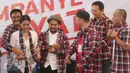 Cagub Basuki T Purnama dan Cawagub DKI Jakarta Djarot Saiful Hidayat berfoto bersama musisi dan artis yang hadir dalam acara kampanye rakyat di Rumah Lembang, Menteng, Jakarta Pusat, Senin (28/11). (Liputan6.com/Immanuel Antonius)