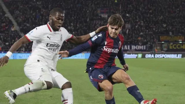 Yunus Musah berduel dengan Benjamin Dominguez dalam laga Bologna vs AC Milan di Serie A 2024/2025, Jumat (28/2/2025) dini hari WIB. (c) Michele Nucci/LaPresse via AP