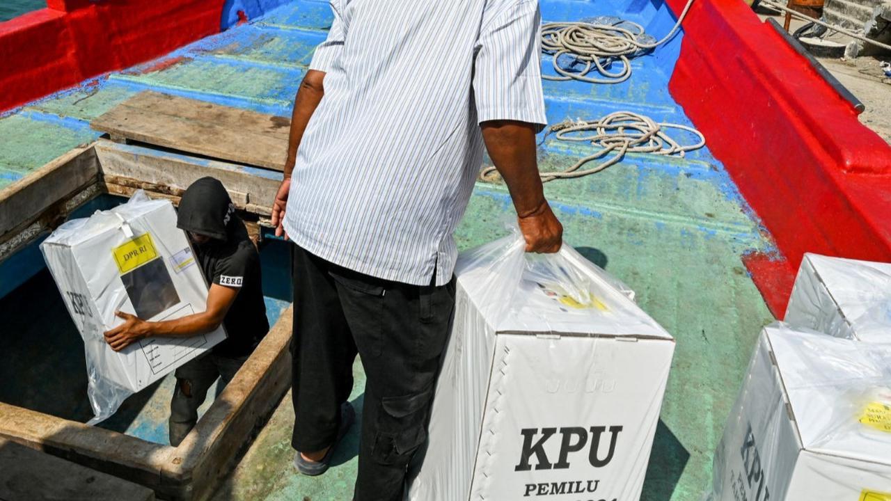 Anggota unit logistik Komisi Pemilihan Umum (KPU) mengantarkan logistik Pemilu ke TPS terpencil yang cenderung sulit dijangkau karena jarak yang jauh dan medan yang juga tak bersahabat. Foto: AFP / CHAIDEER MAHYUDDIN<br>