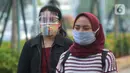 Seorang wanita yang mengenakan masker batik (kiri) berjalan di kawasan Thamrin Sudirman, Jakarta, Jumat (2/10/2020). Pada Hari Batik Nasional yang berlangsung di tengah pandemi COVID-19, sebagian masyarakat terlihat mengenakan baju dan masker dengan motif batik. (merdeka.com/Imam Buhori)