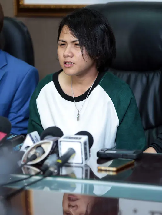 Sebagai seorang istri, ia juga sering kali mengalah saat terjadi permasalahan dengan suaminya. Bahkan, demi menjaga keutuhan rumah tangganya, ia hingga sujud mencium kaki suaminya. (Deki Prayoga/Bintang.com)