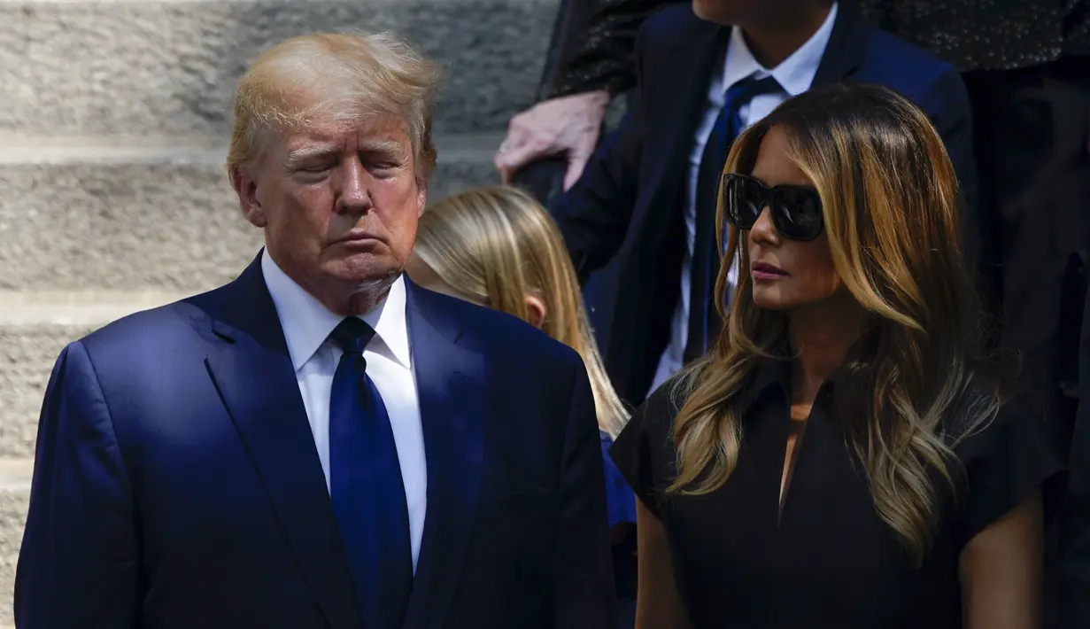 Mantan Presiden Donald Trump (kiri) dan istrinya Melania Trump berdiri di luar Gereja Katolik Roma St. Vincent Ferrer, New York, Rabu (20/7/2022). Ivana Trump meninggal dunia 14 Juli 2022 lalu. Wanita berusia 73 tahun itu dilaporkan jatuh dari tangga apartemennya di Manhattan. (AP Photo/Julia Nikhinson)