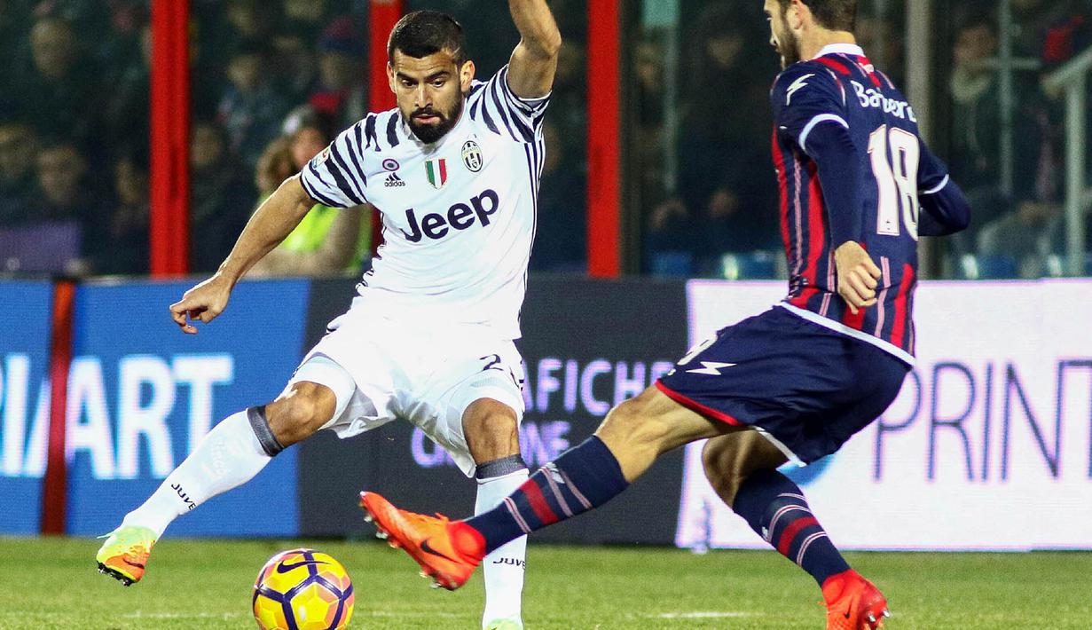 Gelandang Juventus, Tomas Rincon, berusaha melewati pemain Crotone, Andrea Barberis. Juve mampu melakukan delapan kali shoots on target, sementara tuan rumah hanya mendapat dua kali kesempatan. (EPA/Albano Angilletta)