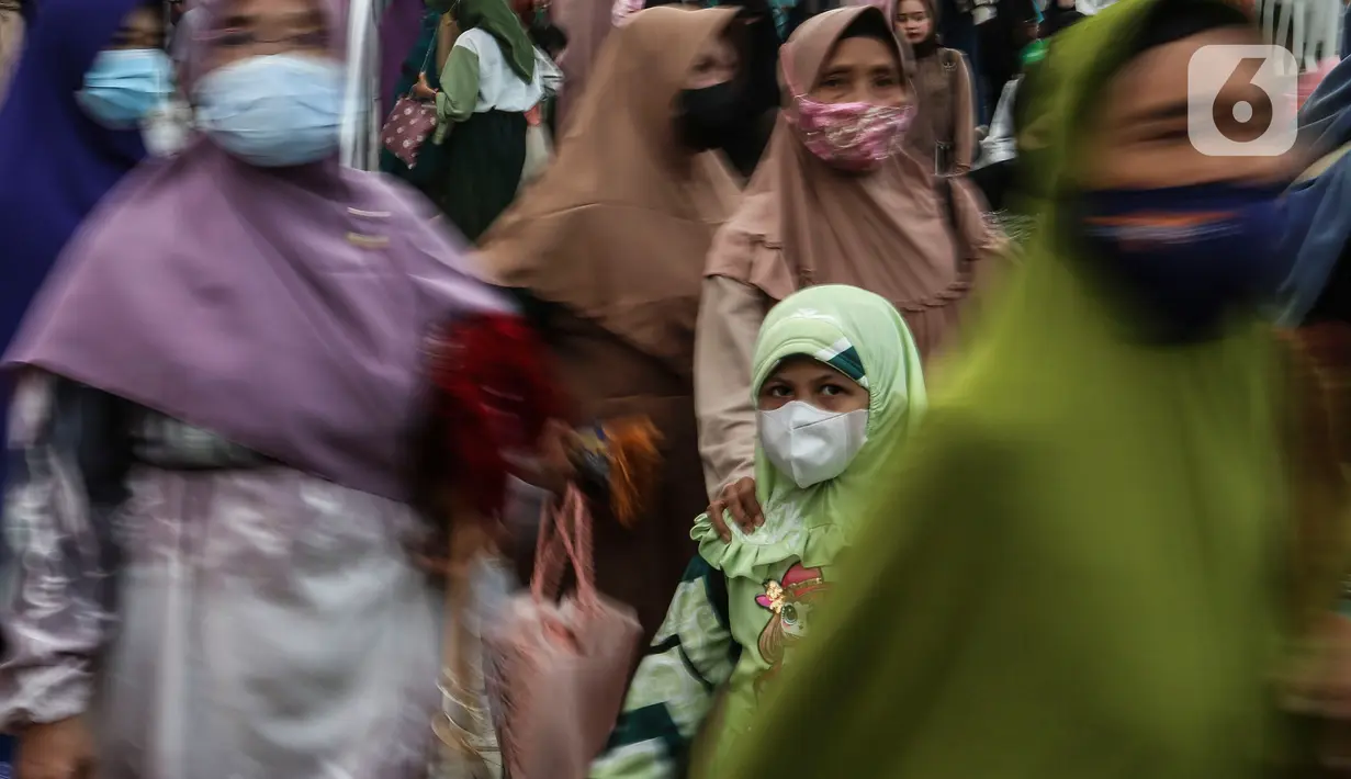 <p>Umat Islam bersiap melaksanakan sholat Id 1 Syawal 1443 Hijriah hingga memenuhi Stadion Jakarta Internasional Stadium, Senin (2/5/2022). Pemerintah Indonesia menetapkan Hari Raya Idul Fitri 1443 Hijriah jatuh pada tanggal 2 Mei 2022. (Liputan6.com/Johan Tallo)</p>