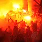 Ribuan suporter Persib Bandung berpesta sambil menyalakan kembang api di Stadion Gelora Sriwijaya, Palembang, (7/11/2014). (Liputan6.com/Helmi Fithriansyah)