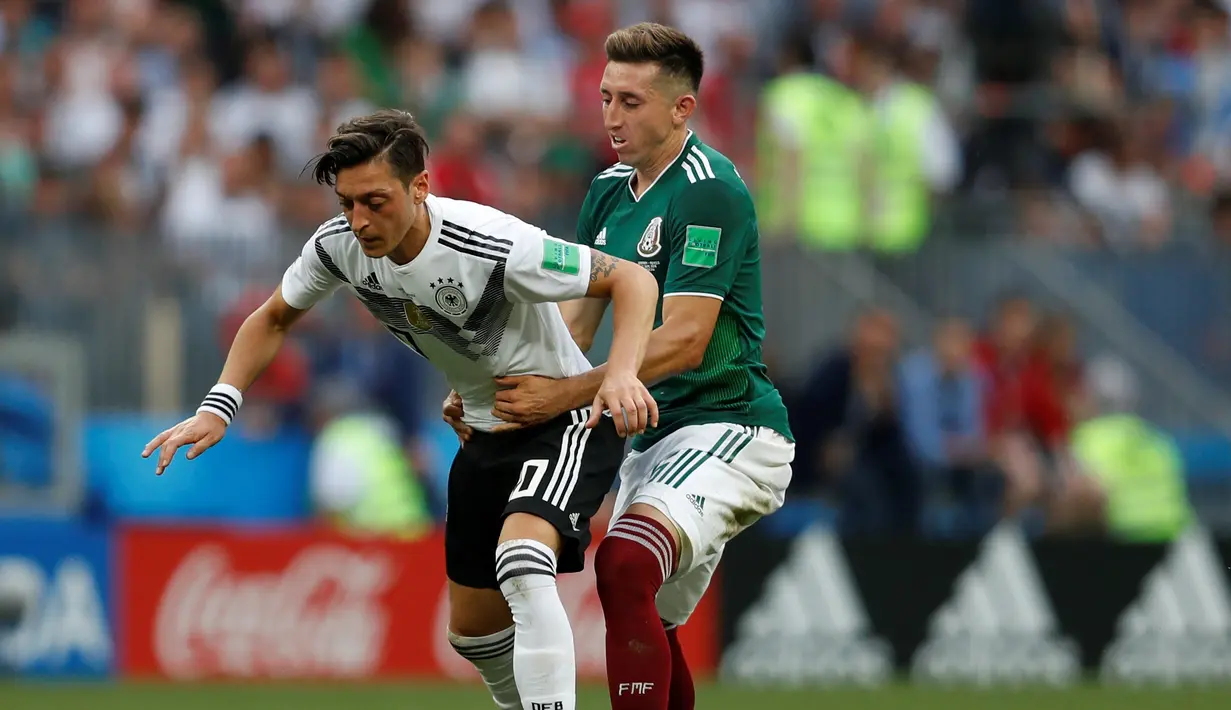 <p>Pemain Timnas Jerman, Mesut Ozil, saat tampil di pertandingan Piala Dunia 2018 kontra Meksiko di Luzhniki Stadium, Moskow, Minggu (17/6/2018). (AP Photo/Matthias Schrader)</p>
