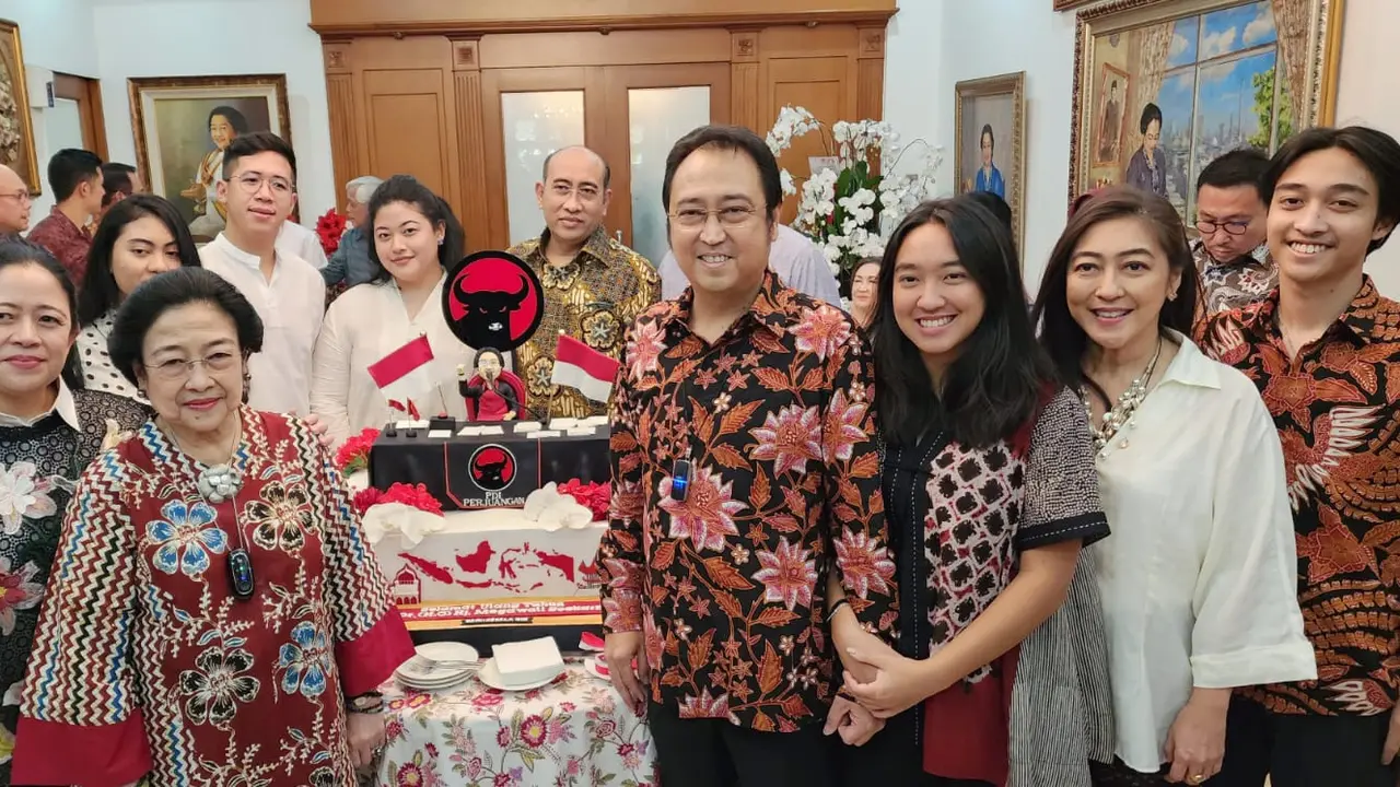 Perayaan ulang tahun ke-76 Ketua Umum DPP PDI Perjuangan Megawati Soekarnoputri berlangsung secara sederhana di kediamannya di Jalan Teuku Umar, Menteng, Jakarta Pusat, Senin (23/1/2023).