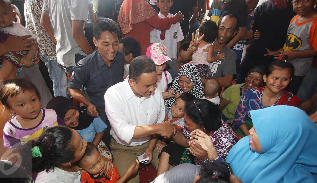 Warga bersalaman dengan Calon gubernur DKI Jakarta Anies Baswedan saat blusukan di Kampung Maja, Pegadungan, Jakarta Barat, Senin (7/11). (Liputan6.com/Immanuel Antonius)